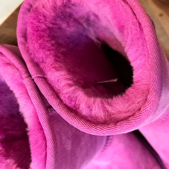 UGGS AUTHENTIC purple magenta size 6 (37). Never worn with slight marks. - Picture 11 of 14